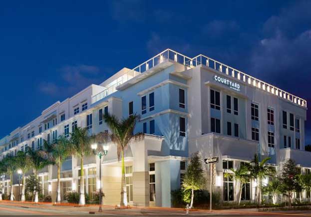 Courtyard By Marriott Delray Beach at night